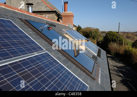 Voltaic Fotozellen installiert auf einem privaten Haus in Cornwall England Stockfoto