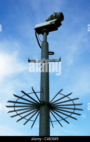 CCTV-Kamera an einem Mast befestigt. Stockfoto