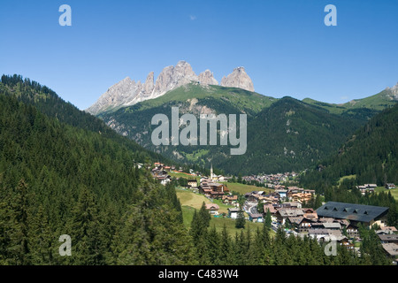 Luftaufnahme von Alba di Canazei, Fassa Tal mit Langkofel Mount (Langkofel) weiter hinten. Stockfoto