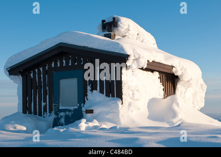 Tiefverschneite Hütte Auf Dem Berg Dundret, Gaellivare, Norrbotten, Lappland, Schweden, verschneite Schnee bedeckten Haus in Schweden Stockfoto