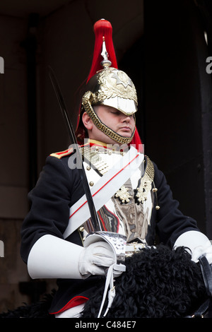 Haushalt Calvalry Soldat der Blues and Royals auf der Hut vor Horseguards Parade, Whitehall, London. Stockfoto