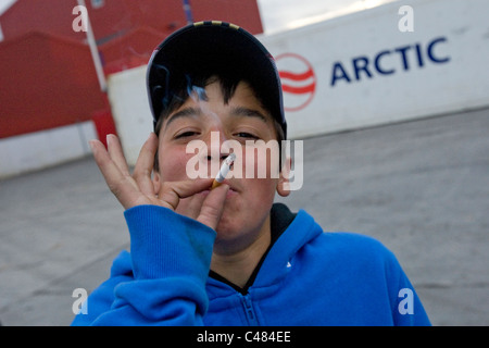 Kinder spielen und Rauchen in der Royal Arctic Versand Hof, Qaqortoq, Grönland. Stockfoto