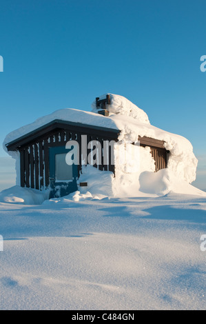 Tiefverschneite Hütte Auf Dem Berg Dundret, Gaellivare, Norrbotten, Lappland, Schweden, verschneiten Haus Schnee bedeckten Haus Schweden Stockfoto