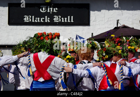 Eine Gemeinde von Morris Dancers außerhalb der Black Bull Pub im Dorf Etal, Nothumberland, UK Stockfoto