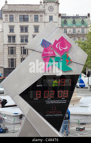 Uhr und Gebäude auf dem Trafalgar Square, das Logo und der Countdown zu den Olympischen Spielen London 2012 anzeigen. Stockfoto