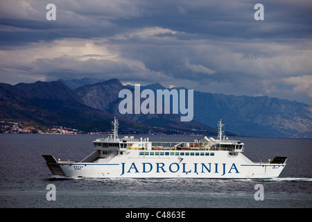 Auto und Personenfähre an der Bucht der Adria in Dalmatien, in der Nähe von Split in Kroatien Stockfoto