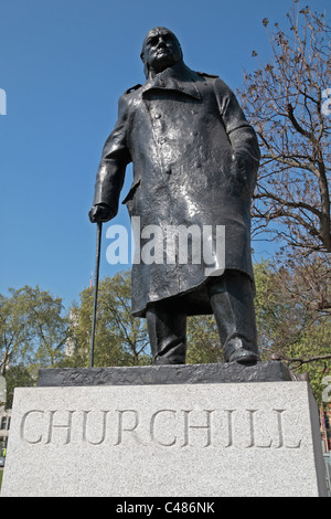 Der imposanten Statue von Sir Winston Churchill, Ivor Roberts-Jones, in Parliament Square, London, UK. Stockfoto