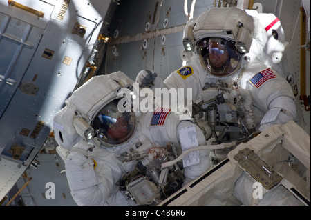 Jenseitige Pas De Deux mit Komponenten von der internationalen Raumstation ISS in der NASA-Astronauten Andrew Feustel (rechts) Stockfoto