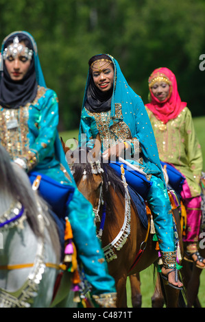 Arabische Royal Cavalry of Oman im original-Kostüm auf arabische Pferd während einer öffentlichen zeigen in München, Deutschland Stockfoto