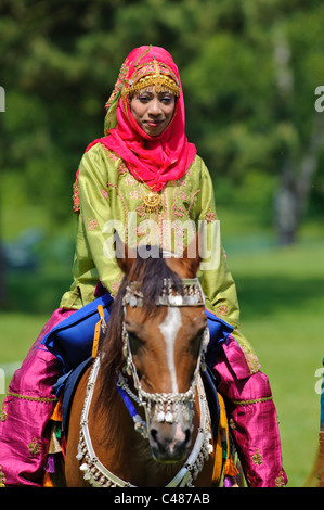 Arabische Royal Cavalry of Oman im original-Kostüm auf arabische Pferd während einer öffentlichen zeigen in München, Deutschland Stockfoto