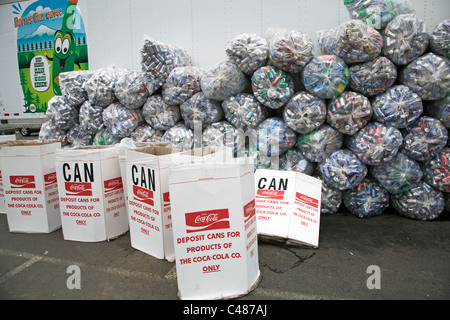 Alu-Dosen aus dem Coca-Cola-Konzern gesammelt für einen guten Zweck in Bend, Oregon. Stockfoto