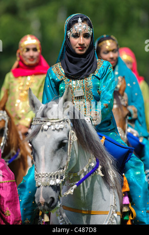 Arabische Royal Cavalry of Oman im original-Kostüm auf arabische Pferd während einer öffentlichen zeigen in München, Deutschland Stockfoto