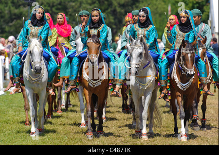 Arabische Royal Cavalry of Oman im original-Kostüm auf arabische Pferd während einer öffentlichen zeigen in München, Deutschland Stockfoto