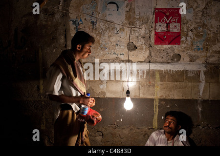 Zwei Männer verkaufen Khat bei Nacht Khat Markt in Aden, Jemen. Stockfoto