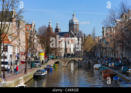 Die Sint-Nicolaaskerk (St. Nikolaus) am Ende der Oudezijds Voorburgwal, Amsterdam, Niederlande Stockfoto