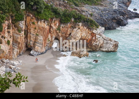 Natürlich getunnelte Felsen Strand Mylopotamos, Pilion-Halbinsel, Griechenland Stockfoto