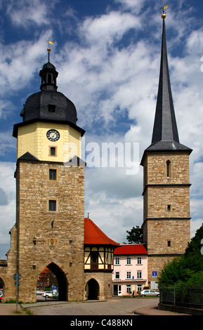 Historische Stadttor Riedturm Turm und der Turm der St.-Jakobus Wallfahrt Kirche, Arnstadt, Thüringen, Deutschland Stockfoto