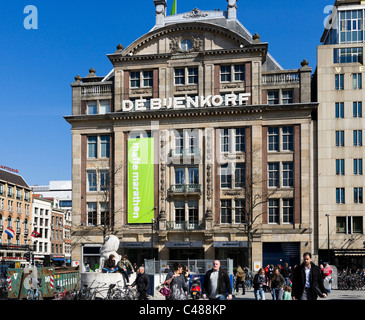 Der Dam-Platz Eingang zum Flaggschiff Kaufhaus De Bijenkorf, Amsterdam, Niederlande Stockfoto