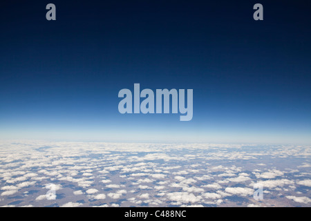 Wolkengebilde mit tiefblauen Atmosphäre 40.000 über dem Planetenerde. Stockfoto