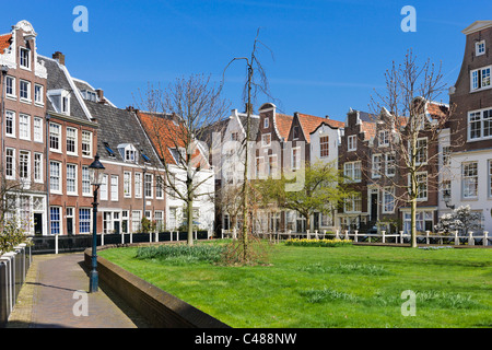 Historische Häuser in der Begijnhof, Amsterdam, Niederlande Stockfoto
