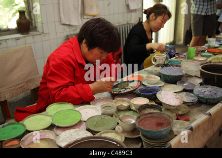 Frau arbeitet in einer Fabrik Cloisonne Ware Peking, China Stockfoto