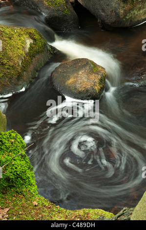 Wirbelnden Wasser Pool Burbage Brook, Padley Schlucht, Derbyshire, The Peak District National Park, Juni 2011. Stockfoto