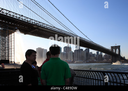 Jugendliche auf der Brooklyn Bridge, New York City, USA Stockfoto