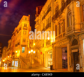 historische Gebäude und Straßen der Oberstadt in Coimbra in der Nacht, Portugal Stockfoto