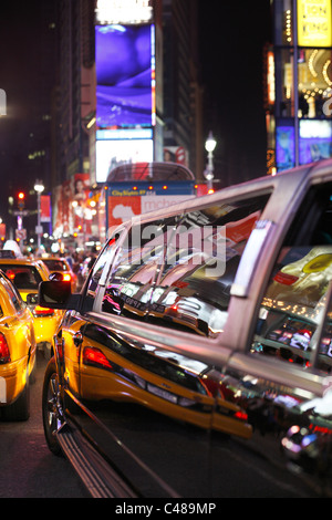Reflexion des Times Square in einem Zeitfenster von einer Stretch-Limousine, New York City, USA Stockfoto