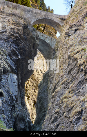historische Steinbrücken von tiefen Spalt der Viamala Slotcanyon in der Nähe von Zillis, Schweiz Stockfoto