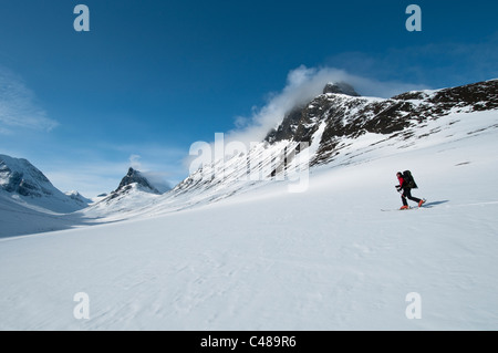 Skitourengeher Im Tal Stuor Reaiddavaggi, Kebnekaisefjaell, Norrbotten, Lappland, Schweden Stockfoto