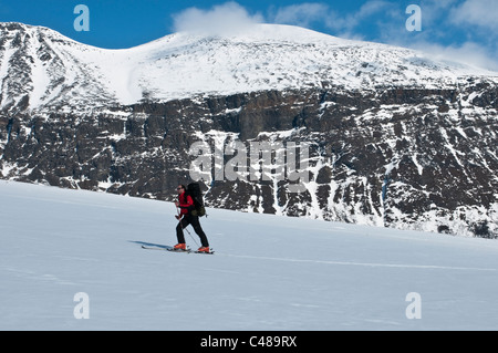 Skitourengeher Im Tal Stuor Reaiddavaggi, Kebnekaisefjaell, Norrbotten, Lappland, Schweden Stockfoto