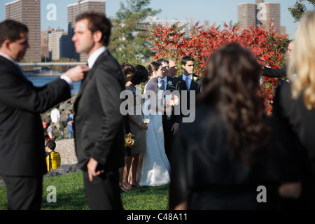 Beste Männer und Braut und Bräutigam bei einer Hochzeitsfeier, New York City, USA Stockfoto