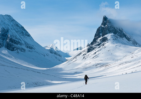 Skitourengeher, Tal Stuor Reaiddavaggi, Berg Nallo, Kebnekaisefjaell, Norrbotten, Lappland, Schweden Stockfoto