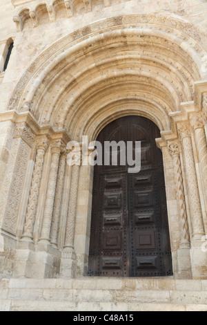 Eingang zur alten Kathedrale Se Velha de Coimbra Oberstadt in Coimbra, Portugal Stockfoto