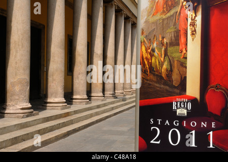 Teatro Regio mit einem Theater-Plakat auf Via Garibaldi in Parma Stockfoto