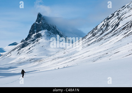 Skitourengeher, Tal Stuor Reaiddavaggi, Berg Nallo, Kebnekaisefjaell, Norrbotten, Lappland, Schweden Stockfoto