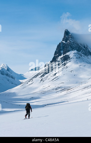 Skitourengeher, Tal Stuor Reaiddavaggi, Berg Nallo, Kebnekaisefjaell, Norrbotten, Lappland, Schweden Stockfoto