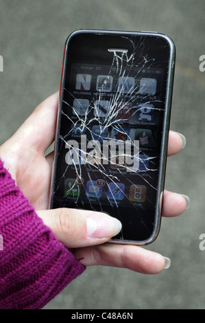 Eine zerbrochene iPhone mit einem gebrochenen Bildschirm Stockfoto