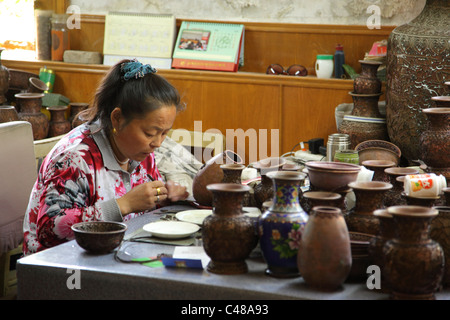 Frau arbeitet in einer Fabrik Cloisonne Ware Peking, China Stockfoto