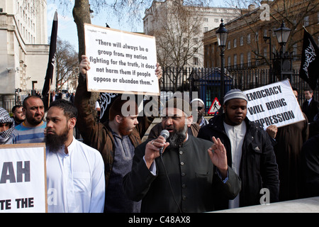 Muslime gegen Kreuzzüge beitreten einen Pro-Gaddafi-Protest vor Downing Street, London, Scharia in Libyen fordern Stockfoto