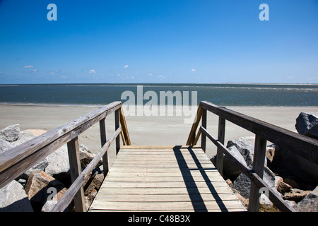Holzsteg zum Strand am Seabrook Island, in der Nähe von Charleston, South Carolina, USA Stockfoto