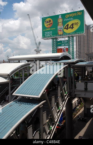 Tesco Werbeschild gesehen vom Ekumai Bahnhof, Bangkok, Thailand. Stockfoto