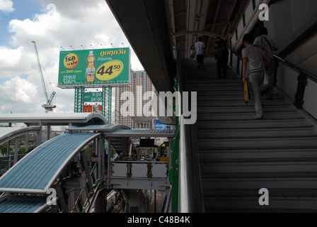 Tesco Werbeschild gesehen vom Ekumai Bahnhof, Bangkok, Thailand. Stockfoto