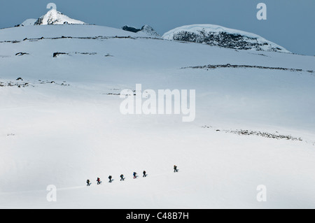 Skifahrer Mit Rucksaecken Im Tal Stuor Reaiddavaggi, Kebnekaisefjaell, Norrbotten, Lappland, Schweden Stockfoto