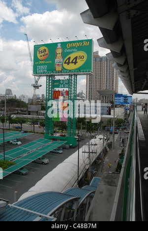 Tesco Werbeschild gesehen vom Ekumai Bahnhof, Bangkok, Thailand. Stockfoto