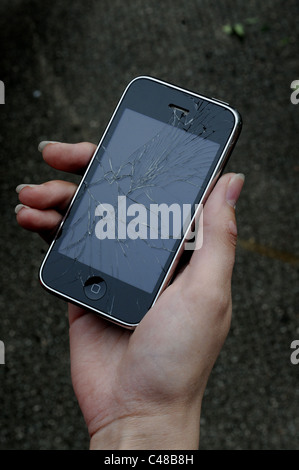 Eine zerbrochene iPhone mit einem gebrochenen Bildschirm Stockfoto