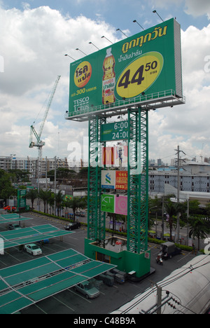 Tesco Werbeschild gesehen vom Ekumai Bahnhof, Bangkok, Thailand. Stockfoto