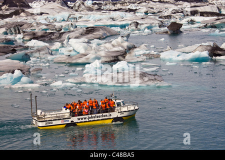 Amphibienfahrzeug Mit Touristen ein Bord Auf Dem Gletschersee Jökulsarlon, Jökulsárlón, Vatnajökull, Island, Europa Stockfoto