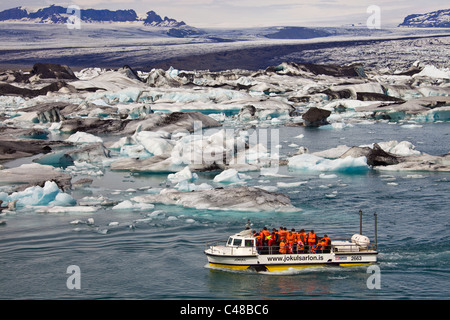 Amphibienfahrzeug Mit Touristen ein Bord Auf Dem Gletschersee Jökulsarlon, Jökulsárlón, Vatnajökull, Island, Europa Stockfoto